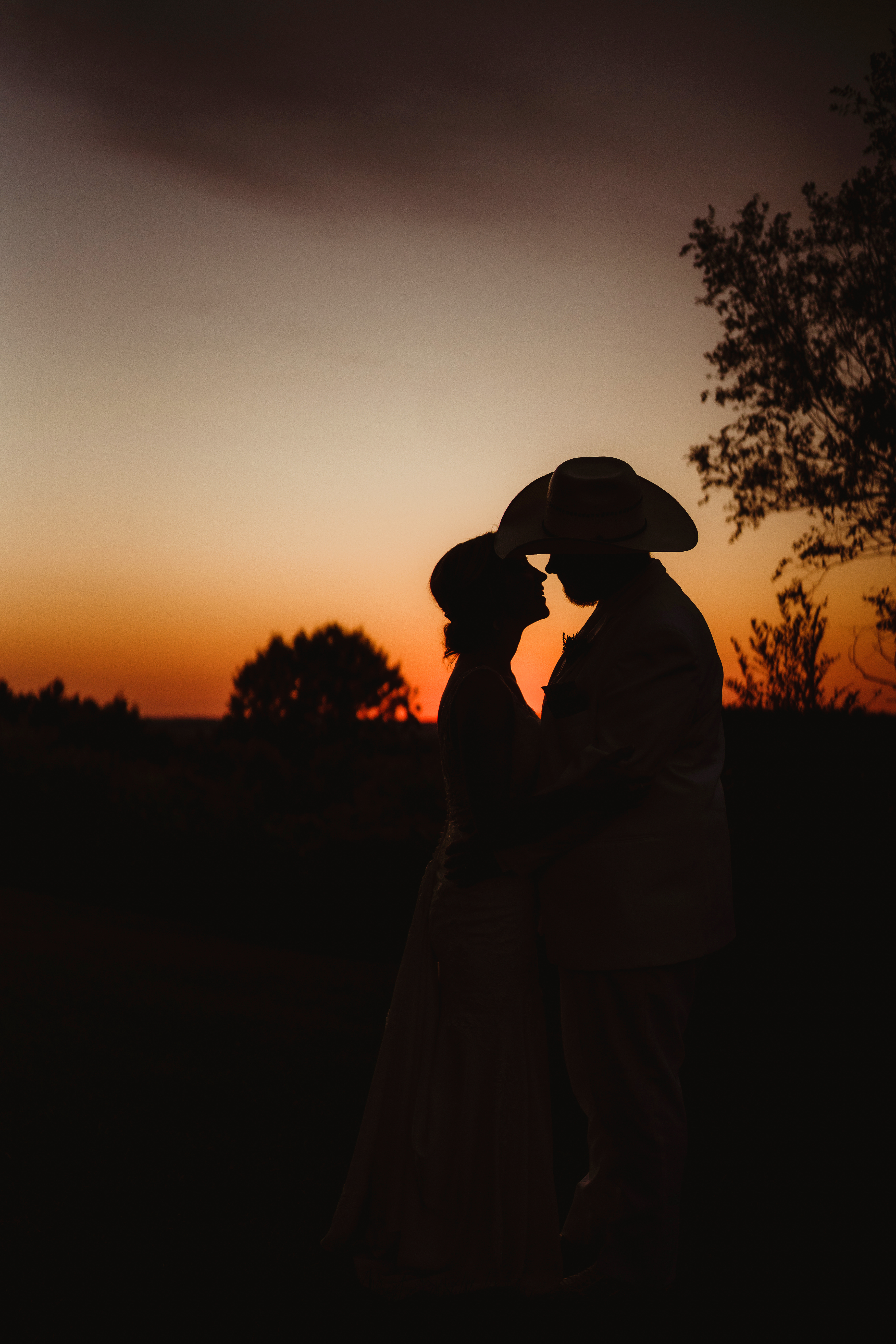 This gorgeous sunset silhouette photo was taken of the bride and groom at the end of their wedding day. Sunset bridals Bride and groom silhouette Romantic wedding photos #weddingplanning #weddingtimeline #diywedding #wisconsinweddingphotographer 